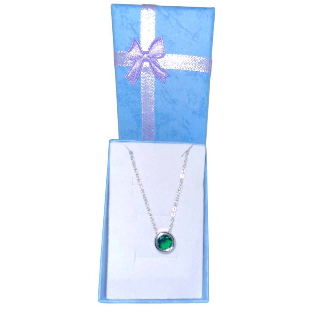 ELEGANT SILVER TONE NECKLACE WITH GREEN GEMSTONE